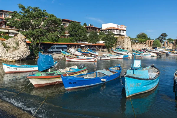 Nessebar, Bulgaristan - 12 Ağustos 2018: Port Panorama ve Nessebar Eski kasaba Burgaz bölge, Bulgaristan