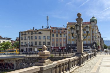 Sofia, Bulgaristan - 31 Mayıs 2018: Panoramik aslanın köprüden Vladaya nehir, Sofia, Bulgaristan