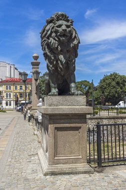 Sofia, Bulgaristan - 31 Mayıs 2018: Panoramik aslanın köprüden Vladaya nehir, Sofia, Bulgaristan