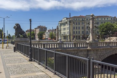Sofia, Bulgaristan - 31 Mayıs 2018: Panoramik aslanın köprüden Vladaya nehir, Sofia, Bulgaristan