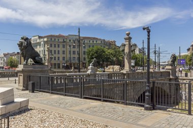Sofia, Bulgaristan - 31 Mayıs 2018: Panoramik aslanın köprüden Vladaya nehir, Sofia, Bulgaristan