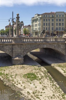 Sofia, Bulgaristan - 31 Mayıs 2018: Panoramik aslanın köprüden Vladaya nehir, Sofia, Bulgaristan