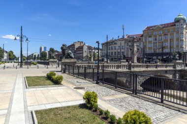 Sofia, Bulgaristan - 31 Mayıs 2018: Panoramik aslanın köprüden Vladaya nehir, Sofia, Bulgaristan