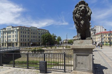 Sofia, Bulgaristan - 31 Mayıs 2018: Panoramik aslanın köprüden Vladaya nehir, Sofia, Bulgaristan