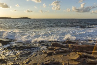 Chernomorets Burgaz bölge, Bulgaristan sahil şeridi taşlara şaşırtıcı günbatımı manzara