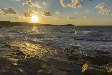 Chernomorets Burgaz bölge, Bulgaristan sahil şeridi taşlara şaşırtıcı günbatımı manzara