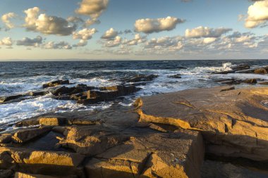 Chernomorets Burgaz bölge, Bulgaristan sahil şeridi taşlara şaşırtıcı günbatımı manzara
