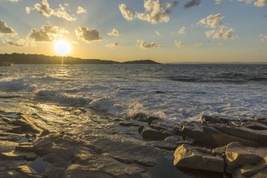 Chernomorets Burgaz bölge, Bulgaristan sahil şeridi taşlara şaşırtıcı günbatımı manzara