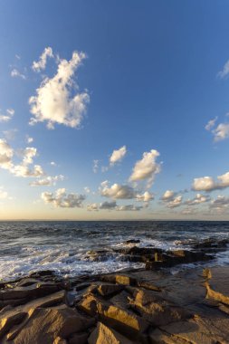 Chernomorets Burgaz bölge, Bulgaristan sahil şeridi taşlara şaşırtıcı günbatımı manzara