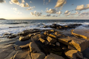 Chernomorets Burgaz bölge, Bulgaristan sahil şeridi taşlara şaşırtıcı günbatımı manzara