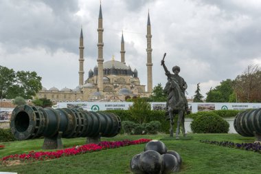 Edirne, Türkiye - 26 Mayıs 2018: Selimiye Camii ve anıt olarak Osmanlı Sultan Mehmed II Edirne şehri, Doğu Trakya, Türkiye'de Ortaçağ topuyla