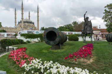 Edirne, Türkiye - 26 Mayıs 2018: Selimiye Camii ve anıt olarak Osmanlı Sultan Mehmed II Edirne şehri, Doğu Trakya, Türkiye'de Ortaçağ topuyla
