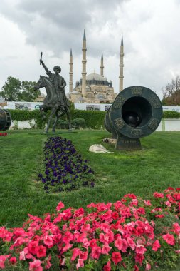 Edirne, Türkiye - 26 Mayıs 2018: Selimiye Camii ve anıt olarak Osmanlı Sultan Mehmed II Edirne şehri, Doğu Trakya, Türkiye'de Ortaçağ topuyla