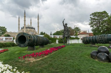 Edirne, Türkiye - 26 Mayıs 2018: Selimiye Camii ve anıt olarak Osmanlı Sultan Mehmed II Edirne şehri, Doğu Trakya, Türkiye'de Ortaçağ topuyla