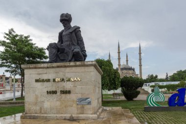 Edirne, Türkiye - 26 Mayıs 2018: Kavuşan anıt mimar Mimar Sinan ve Selimiye Camii Edirne şehri, Doğu Trakya, Türkiye'de