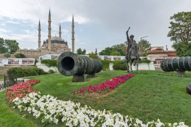 Edirne, Türkiye - 26 Mayıs 2018: Selimiye Camii ve anıt olarak Osmanlı Sultan Mehmed II Edirne şehri, Doğu Trakya, Türkiye'de Ortaçağ topuyla