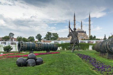 Edirne, Türkiye - 26 Mayıs 2018: Selimiye Camii ve anıt olarak Osmanlı Sultan Mehmed II Edirne şehri, Doğu Trakya, Türkiye'de Ortaçağ topuyla