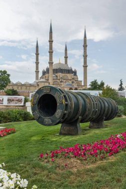 Edirne, Türkiye - 26 Mayıs 2018: Selimiye Camii ve anıt olarak Osmanlı Sultan Mehmed II Edirne şehri, Doğu Trakya, Türkiye'de Ortaçağ topuyla