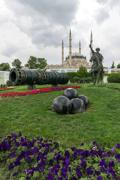 Edirne, Türkiye - 26 Mayıs 2018: Selimiye Camii ve anıt olarak Osmanlı Sultan Mehmed II Edirne şehri, Doğu Trakya, Türkiye'de Ortaçağ topuyla