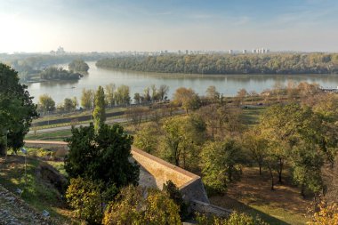 Belgrade, Sırbistan - 10 Kasım 2018: Gün batımı manzarasına Belgrad Kalesi, Kalemegdan Park, Sava ve tuna nehirleri şehir Belgrad, Sırbistan