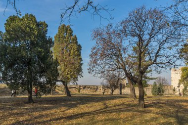 Belgrade, Sırbistan - 10 Kasım 2018: Gün batımı manzarasına Belgrad Kalesi ve Kalemegdan Park şehir Belgrad, Sırbistan'ın merkezinde