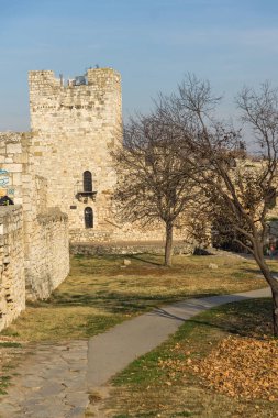 Belgrade, Sırbistan - 10 Kasım 2018: Gün batımı manzarasına Belgrad Kalesi ve Kalemegdan Park şehir Belgrad, Sırbistan'ın merkezinde