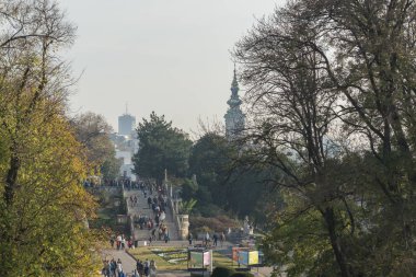 Belgrade, Sırbistan - 10 Kasım 2018: Gün batımı manzarasına Belgrad Kalesi ve Kalemegdan Park şehir Belgrad, Sırbistan'ın merkezinde