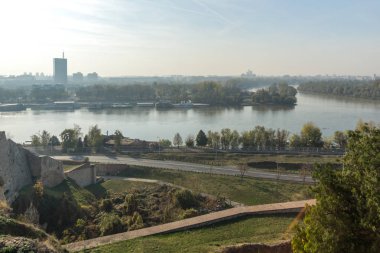 Belgrade, Sırbistan - 10 Kasım 2018: Gün batımı manzarasına Belgrad Kalesi, Kalemegdan Park, Sava ve tuna nehirleri şehir Belgrad, Sırbistan