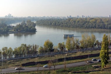 Belgrade, Sırbistan - 10 Kasım 2018: Gün batımı manzarasına Belgrad Kalesi, Kalemegdan Park, Sava ve tuna nehirleri şehir Belgrad, Sırbistan