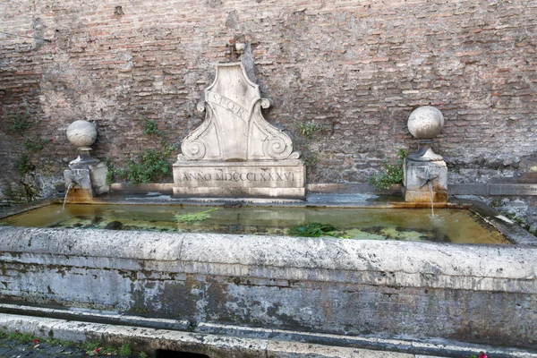 Roma Italia Giugno 2017 Fontana Tipica Edifici Nella Città Roma — Foto Stock