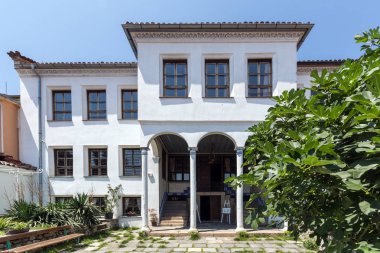 Plovdiv, Bulgaristan - 5 Temmuz 2018: Sokak ve evler Bulgar canlanma Plovdiv, Bulgaristan şehrin eski şehirde dönemi