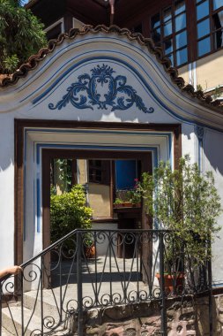 Plovdiv, Bulgaristan - 5 Temmuz 2018: Sokak ve evler Bulgar canlanma Plovdiv, Bulgaristan şehrin eski şehirde dönemi