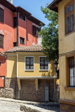 Plovdiv, Bulgaristan - 5 Temmuz 2018: Sokak ve evler Bulgar canlanma Plovdiv, Bulgaristan şehrin eski şehirde dönemi