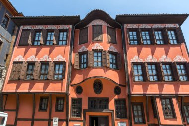 Plovdiv, Bulgaristan - 5 Temmuz 2018: Sokak ve evler Bulgar canlanma Plovdiv, Bulgaristan şehrin eski şehirde dönemi