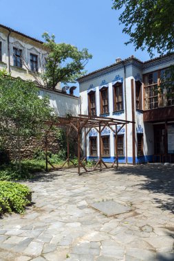 Plovdiv, Bulgaristan - 5 Temmuz 2018: Sokak ve evler Bulgar canlanma Plovdiv, Bulgaristan şehrin eski şehirde dönemi