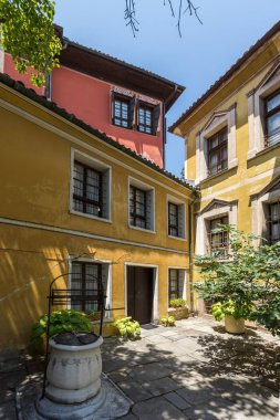 Plovdiv, Bulgaristan - 5 Temmuz 2018: Sokak ve evler Bulgar canlanma Plovdiv, Bulgaristan şehrin eski şehirde dönemi