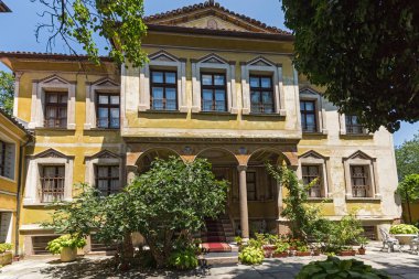 Plovdiv, Bulgaristan - 5 Temmuz 2018: Sokak ve evler Bulgar canlanma Plovdiv, Bulgaristan şehrin eski şehirde dönemi