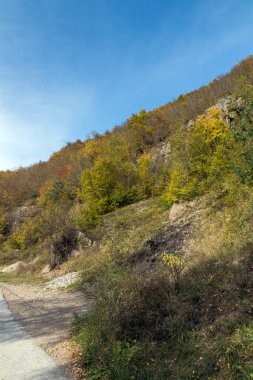 Sonbahar görünümü Devin Nehri ve Ecotrail Struilitsa geçit, bölge Smolyan, Bulgaristan