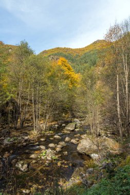 Sonbahar görünümü Devin Nehri ve Ecotrail Struilitsa geçit, bölge Smolyan, Bulgaristan