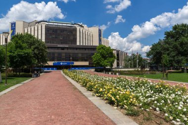 Sofia, Bulgaristan-20 Mayıs 2018: çiçek bahçesi ve Ulusal Kültür Sarayı, Sofia, Bulgaristan