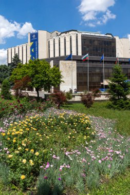 Sofia, Bulgaristan-20 Mayıs 2018: çiçek bahçesi ve Ulusal Kültür Sarayı, Sofia, Bulgaristan