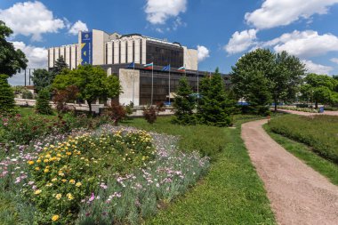 Sofia, Bulgaristan-20 Mayıs 2018: çiçek bahçesi ve Ulusal Kültür Sarayı, Sofia, Bulgaristan
