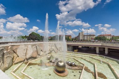 Sofia, Bulgaristan-20 Mayıs 2018: Sofya, Bulgaristan Ulusal Kültür Sarayı önünde çeşmeler