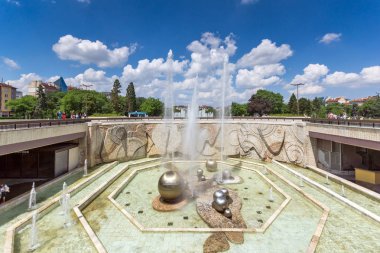 Sofia, Bulgaristan-20 Mayıs 2018: Sofya, Bulgaristan Ulusal Kültür Sarayı önünde çeşmeler