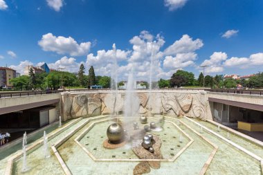 Sofia, Bulgaristan-20 Mayıs 2018: Sofya, Bulgaristan Ulusal Kültür Sarayı önünde çeşmeler