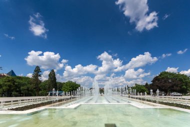 Sofia, Bulgaristan-20 Mayıs 2018: Sofya, Bulgaristan Ulusal Kültür Sarayı önünde çeşmeler