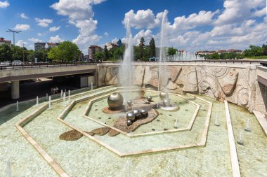 Sofia, Bulgaristan-20 Mayıs 2018: Sofya, Bulgaristan Ulusal Kültür Sarayı önünde çeşmeler