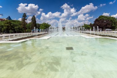 Sofia, Bulgaristan-20 Mayıs 2018: Sofya, Bulgaristan Ulusal Kültür Sarayı önünde çeşmeler