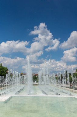Sofia, Bulgaristan-20 Mayıs 2018: Sofya, Bulgaristan Ulusal Kültür Sarayı önünde çeşmeler