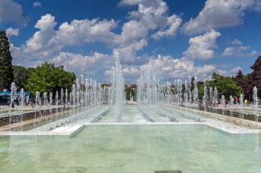 Sofia, Bulgaristan-20 Mayıs 2018: Sofya, Bulgaristan Ulusal Kültür Sarayı önünde çeşmeler